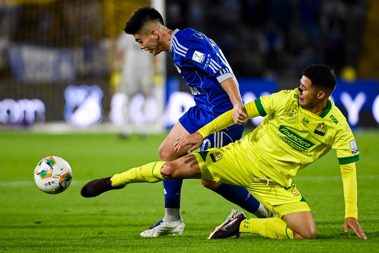 Leonardo Flores disputa un balón con Daniel Ruiz.