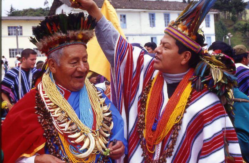 El artista Carlos Jacanamijoy saluda con flores a su padre, Antonio Jacanamijoy, durante el día del carnaval inga. / Foto cortesía de Fabián Alzate