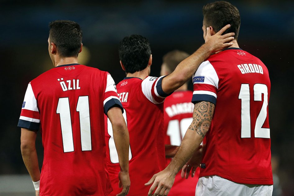 Arsenal ganó y ocupa el liderato del grupo F