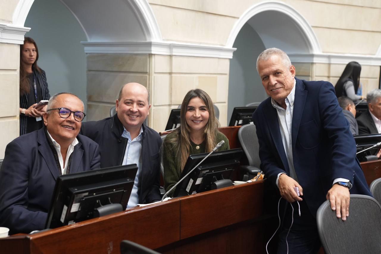 Senado rechazó objeciones de Petro a proyecto de kit para mujeres en embarazo