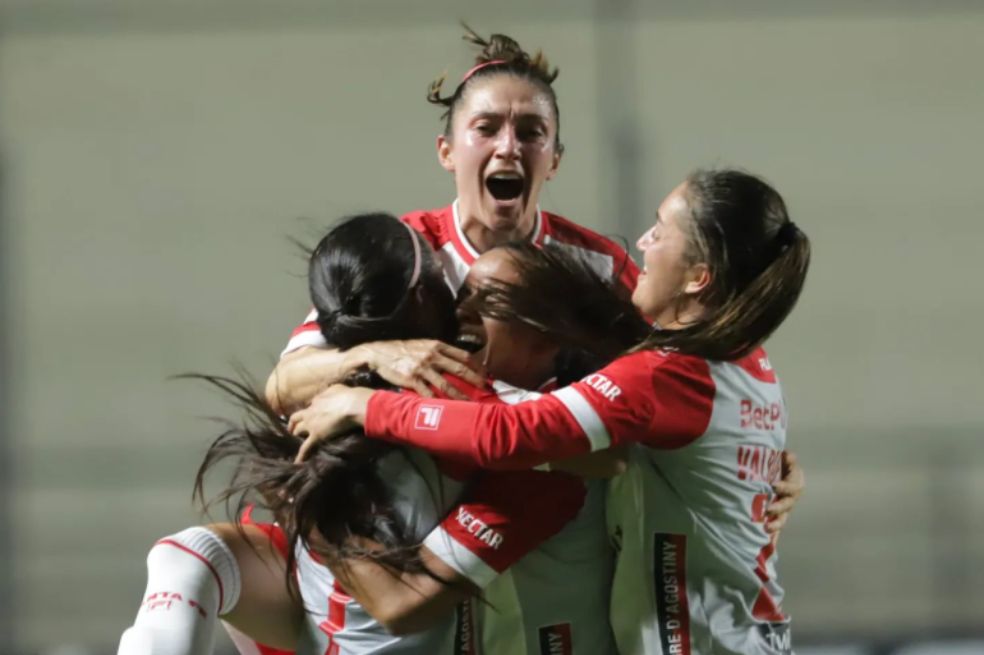 Natalia Gaitán celebrando un gol con sus compañeras de Independiente Santa Fe.