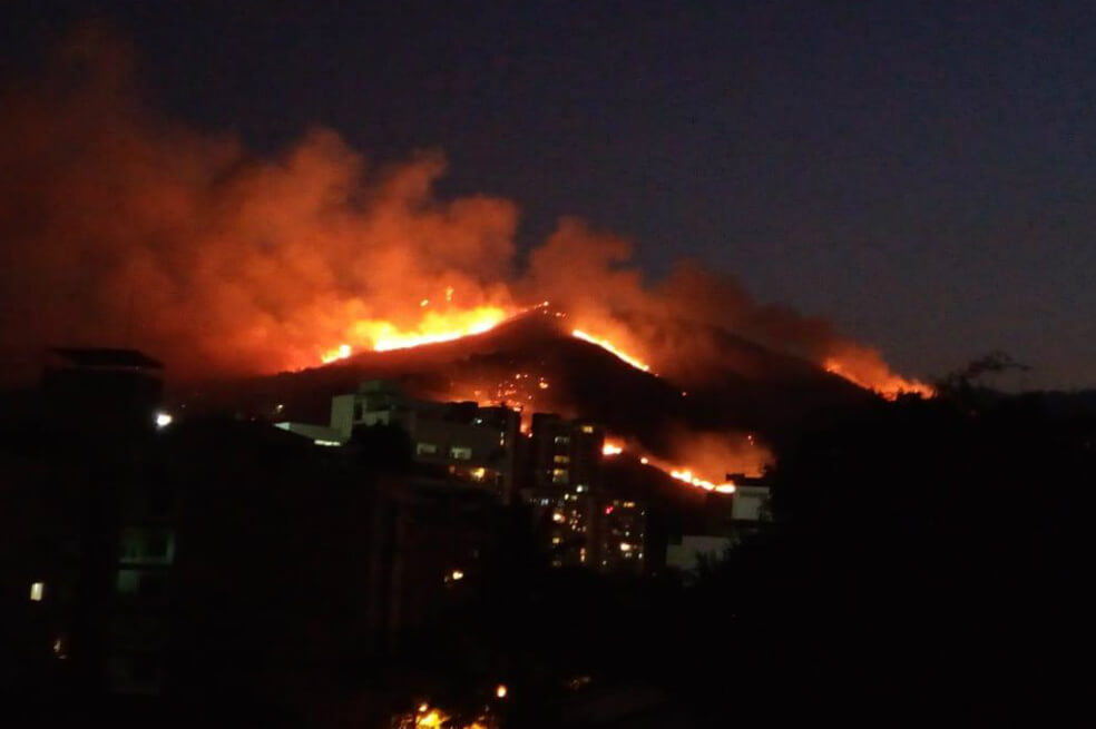 Incendio forestal en cerro Cristo Rey de Cali amenaza al zoológico de la ciudad