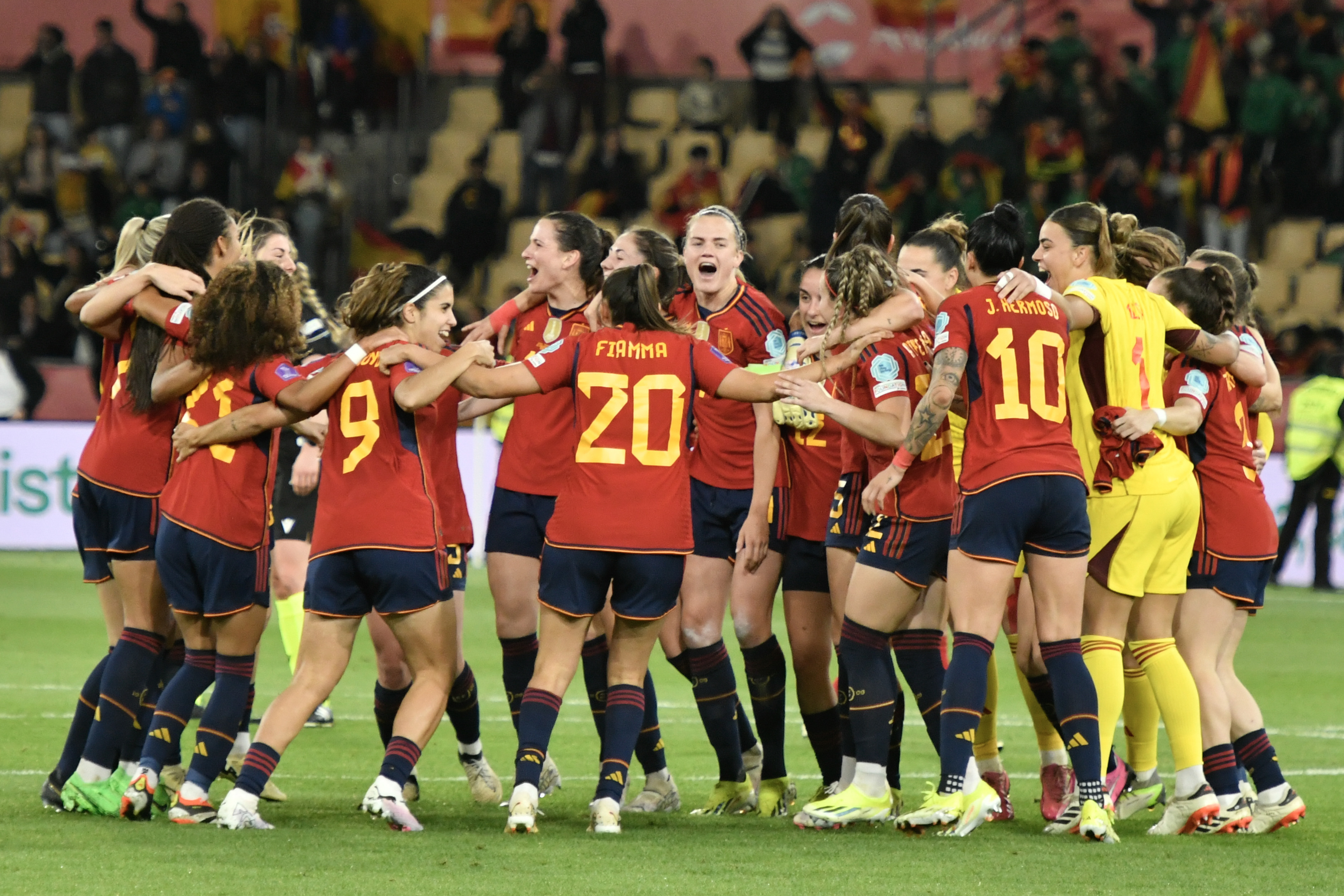 SEVILLA, 28/02/2024.- Las jugadoras españolas celebran el triunfo ante Francia al finalizar la final de la Liga de Naciones Femenina que las selecciones de España y Francia han jugado este miércoles en el Estadio de La Cartuja en Sevilla. EFE/Raúl Caro