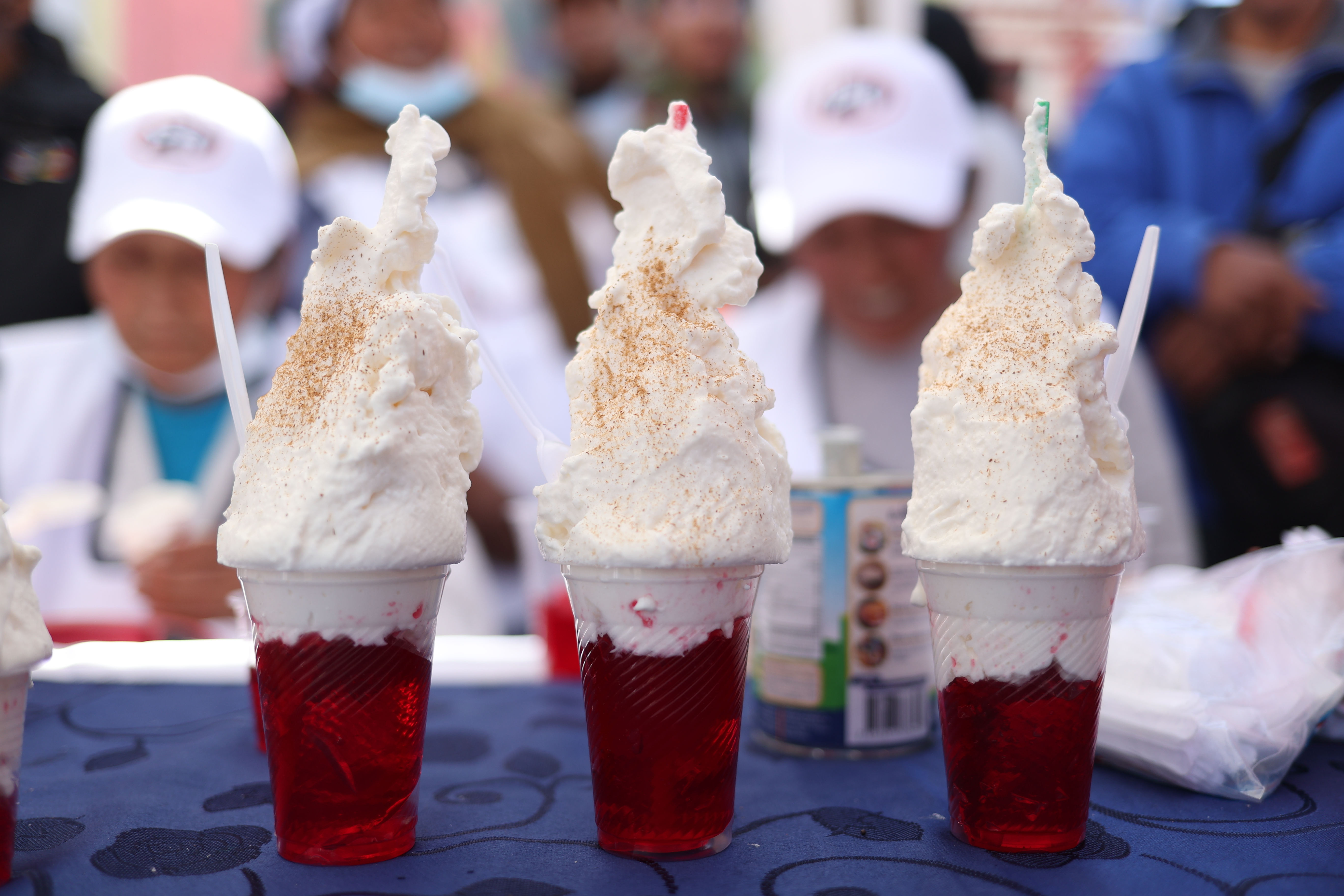 Con una ‘guerra’ de crema chantillí en Bolivia realzan el postre adoptado de Francia