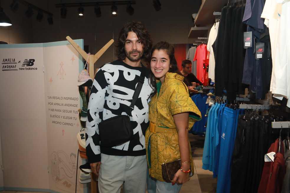 New balance y amalia Andrade CROMOS Colaboración de la artista y escritora Amalia Andrade con la marca New Balance, presentación de producto en el centro comercial la colina