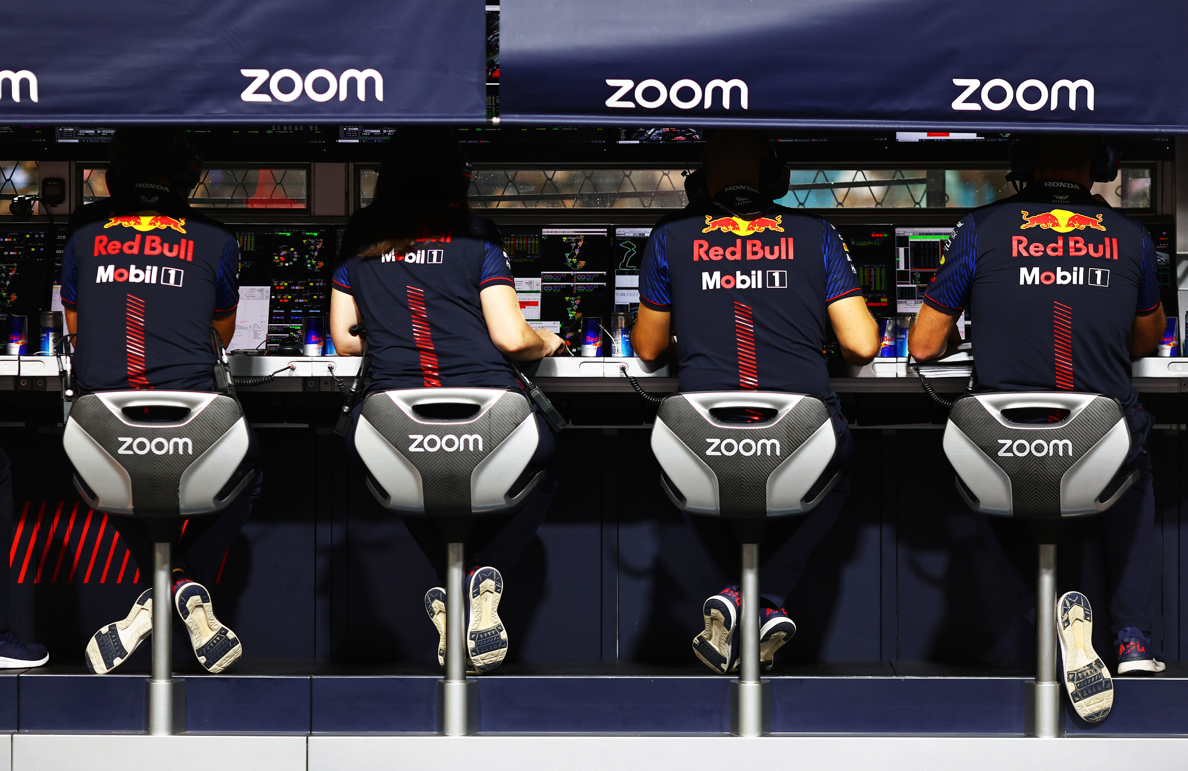 Los miembros del equipo Red Bull Racing trabajan en el muro de boxes durante la clasificación antes del Gran Premio de F1 de Singapur.