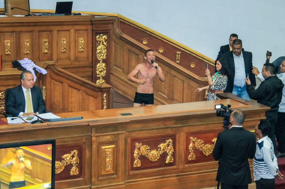 Diputado venezolano se desviste ante "torturas" contra colega acusado de atentado a Maduro