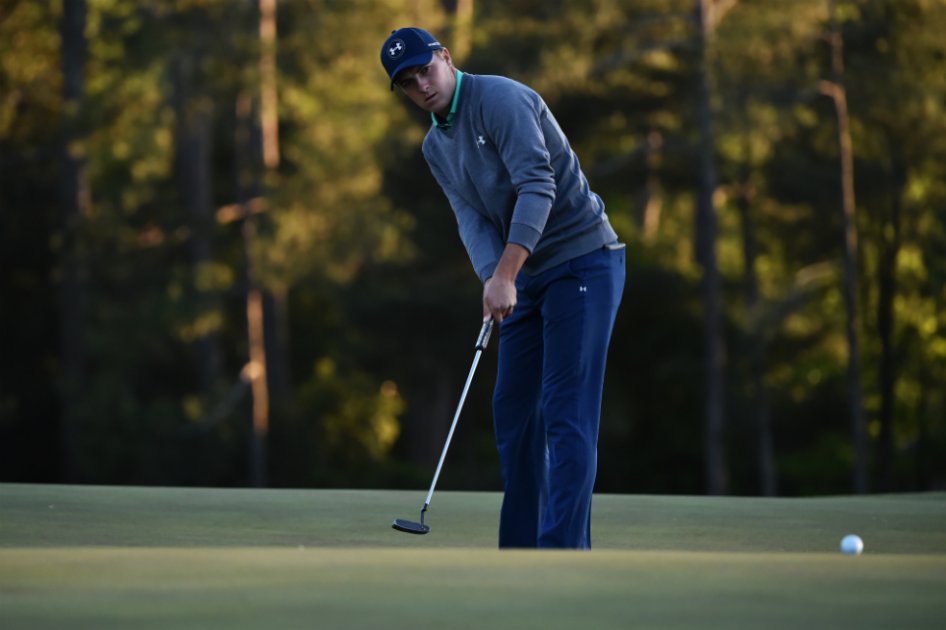 Jordan Spieth en el green del hoyo 18 durante la tercera ronda del Masters de Augusta. / AFP