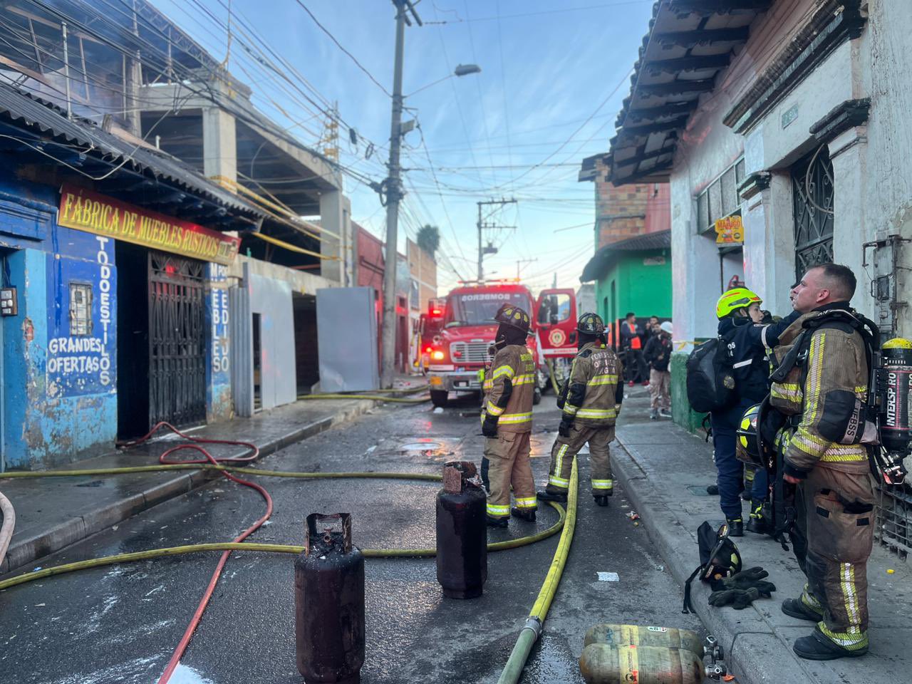Bomberos controlan incendio que afectó fábrica de muebles en el centro de Bogotá