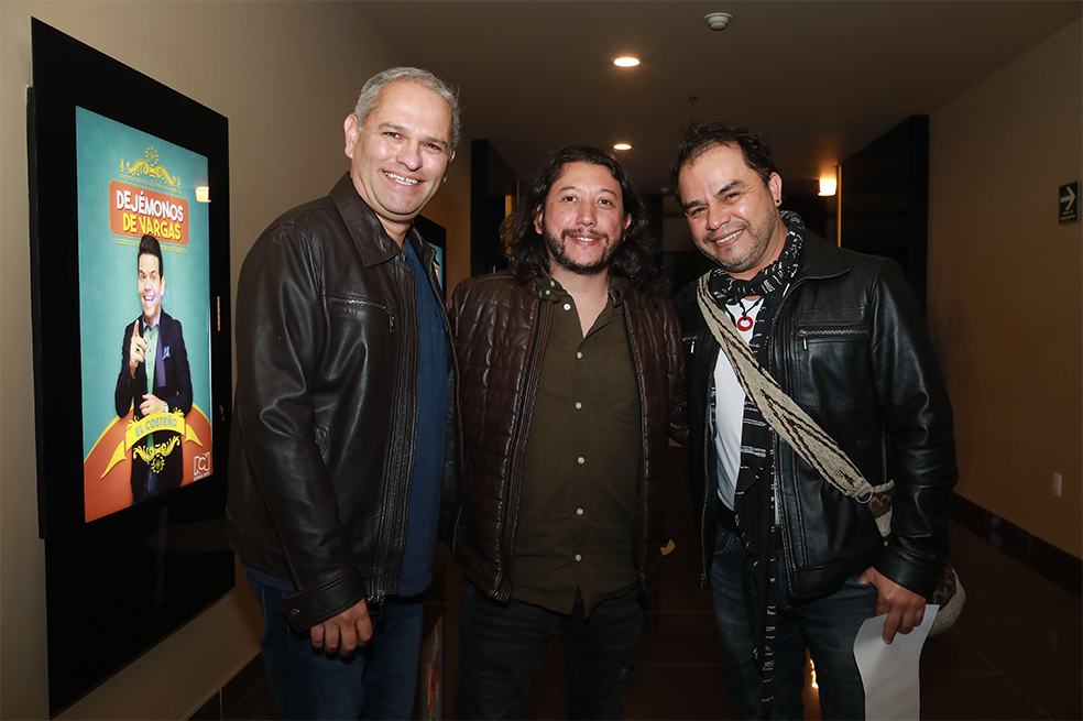 Dejémonos de Vargas
La nueva serie televisiva del canal RCN en la franja familiar estará a cargo de un elenco de un elenco de lujo, Dejémonos de Vargas una comedia familiar que presento su primer capítulo para medios este miércoles 6 de julio en el cinépolis del centro comercial plaza claro.