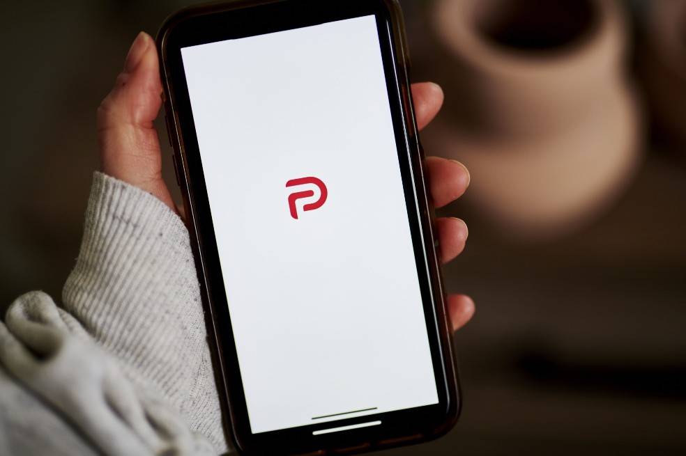 Parler deja de funcionar tras los vetos de Amazon, Apple y Google