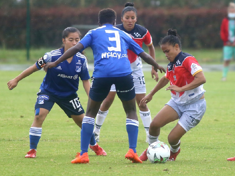 “Hay que trasladar las estructuras del fútbol masculino al femenino”