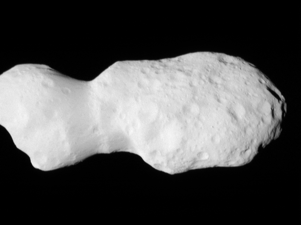 Sonda especial sobrevoló asteroide con forma inusual en el sistema solar: estas son las imágenes