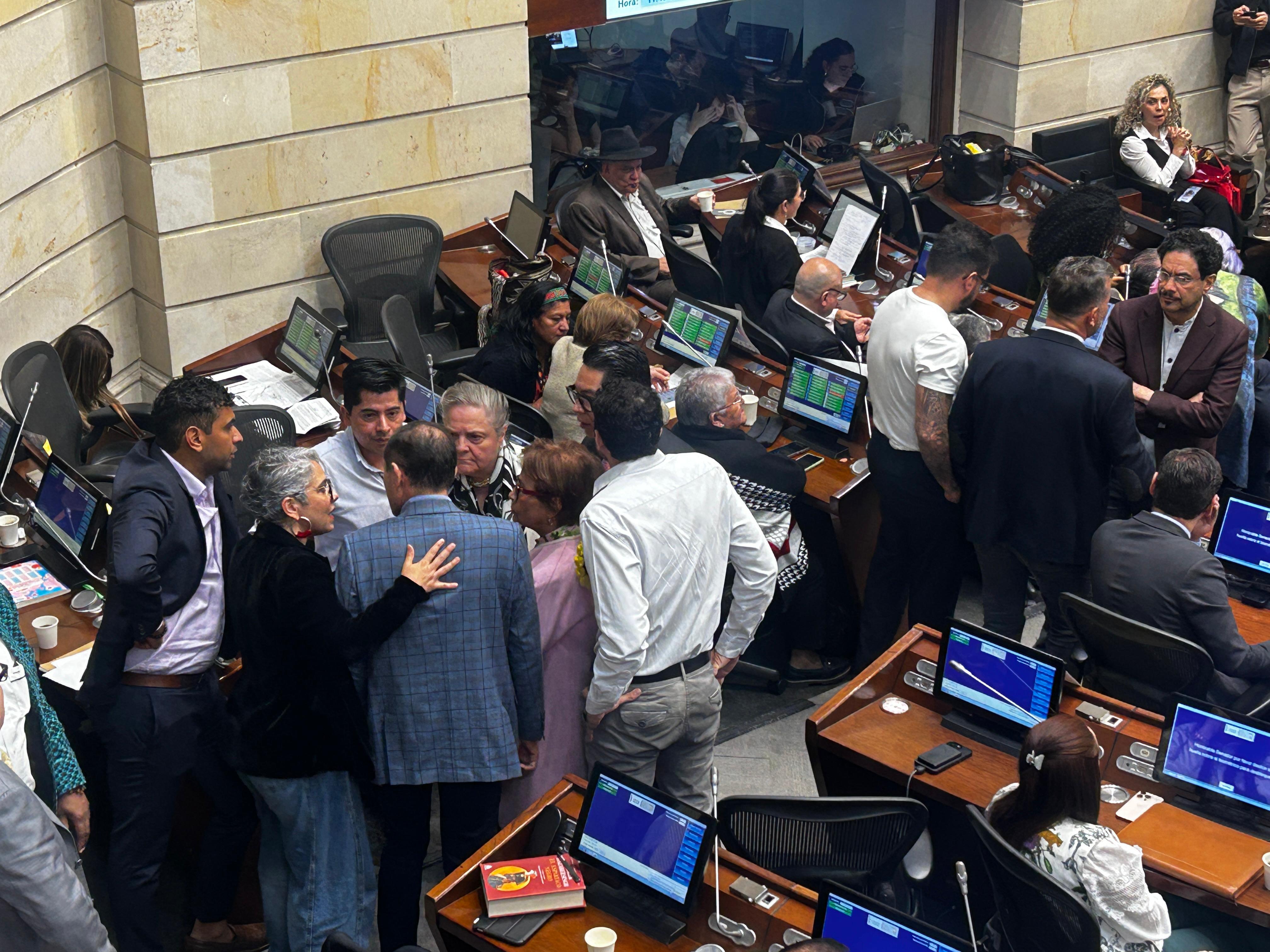 Congresistas del Pacto Histórico y Alianza Verde se reúnen en la plenaria del Senado con el ministro de Trabajo, Antonio Sanguino.