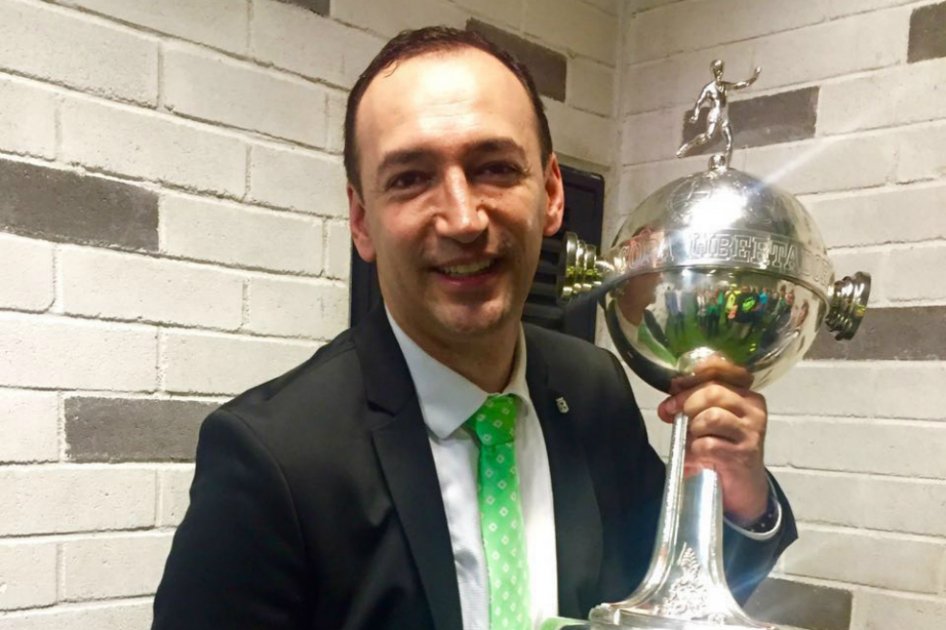 Juan Carlos de la Cuesta. En sus manos el trofeo continental. / Cortesía