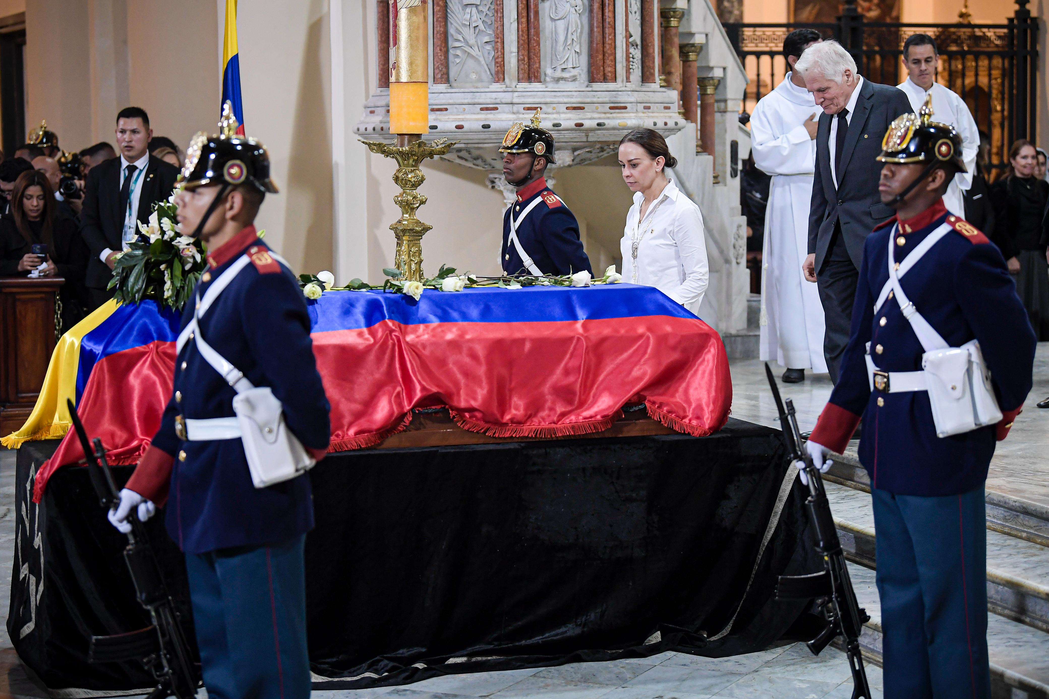 María Claudia Tarazona en la Catedral Primada previo a las palabras que dio para despedir a su esposo, Miguel Uribe.