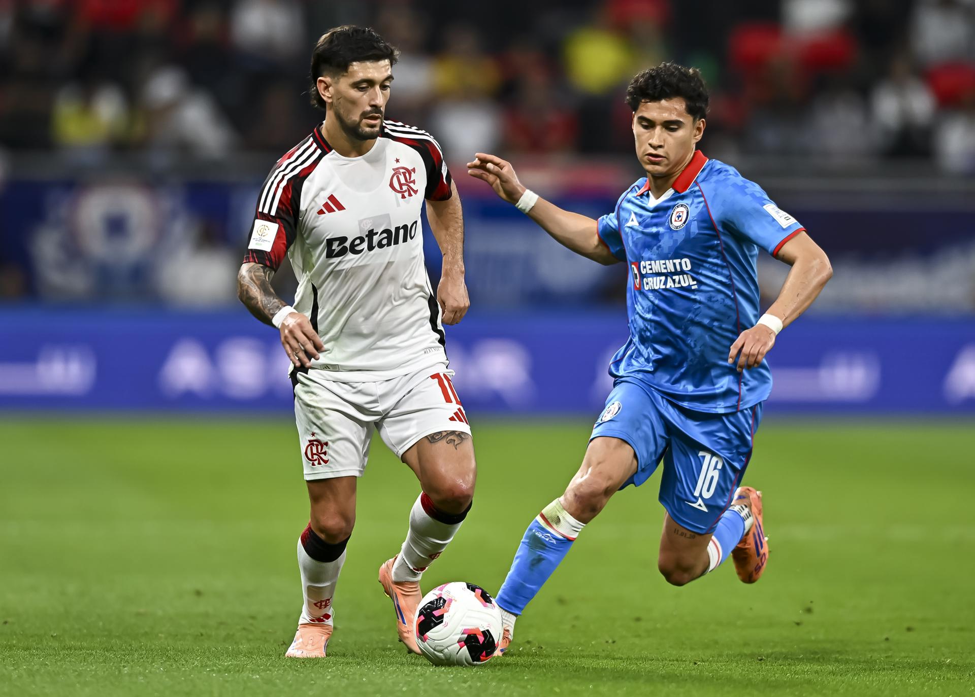 AL-RAYYAN (Qatar), 10/12/2025.- Jeremy Marquez (R) of Cruz Azul action against Giorgian De Arrascaeta of Flamengo during the FIFA Intercontinental Cup 2025 match between Cruz Azul and CR Flamengo, dubbed as the FIFA Derby of the Americas 2025, in Al-Rayyan, Qatar, 10 December 2025. (Catar) EFE/EPA/NOUSHAD THEKKAYIL
