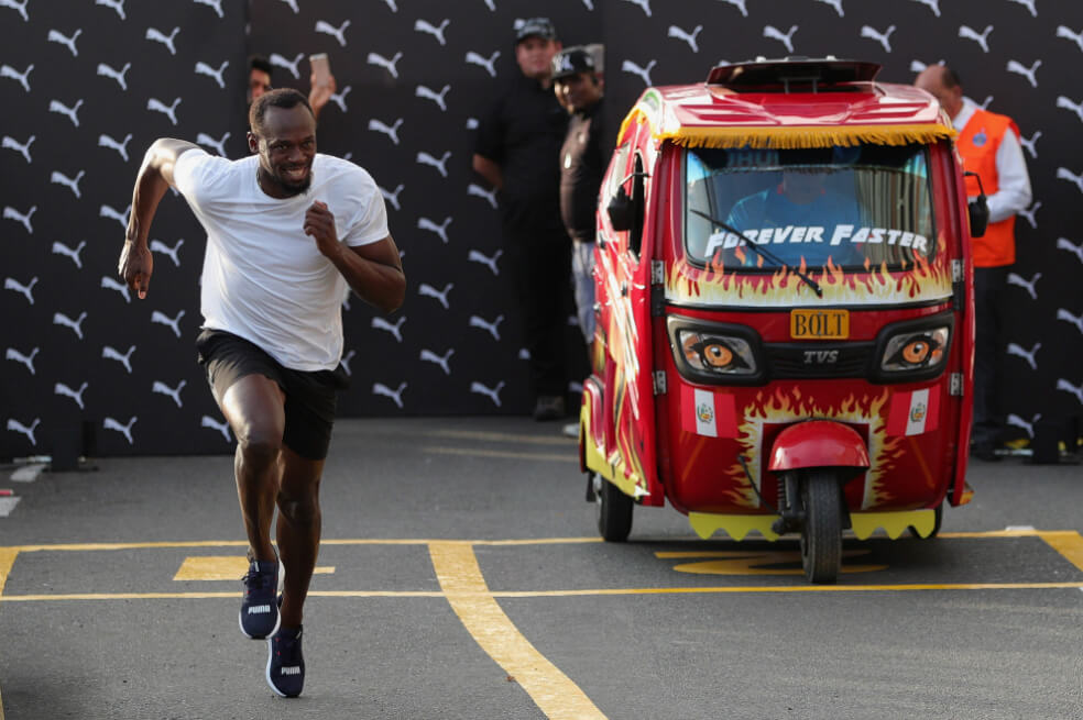Usain Bolt gana una carrera en Lima a un mototaxi sin despeinarse