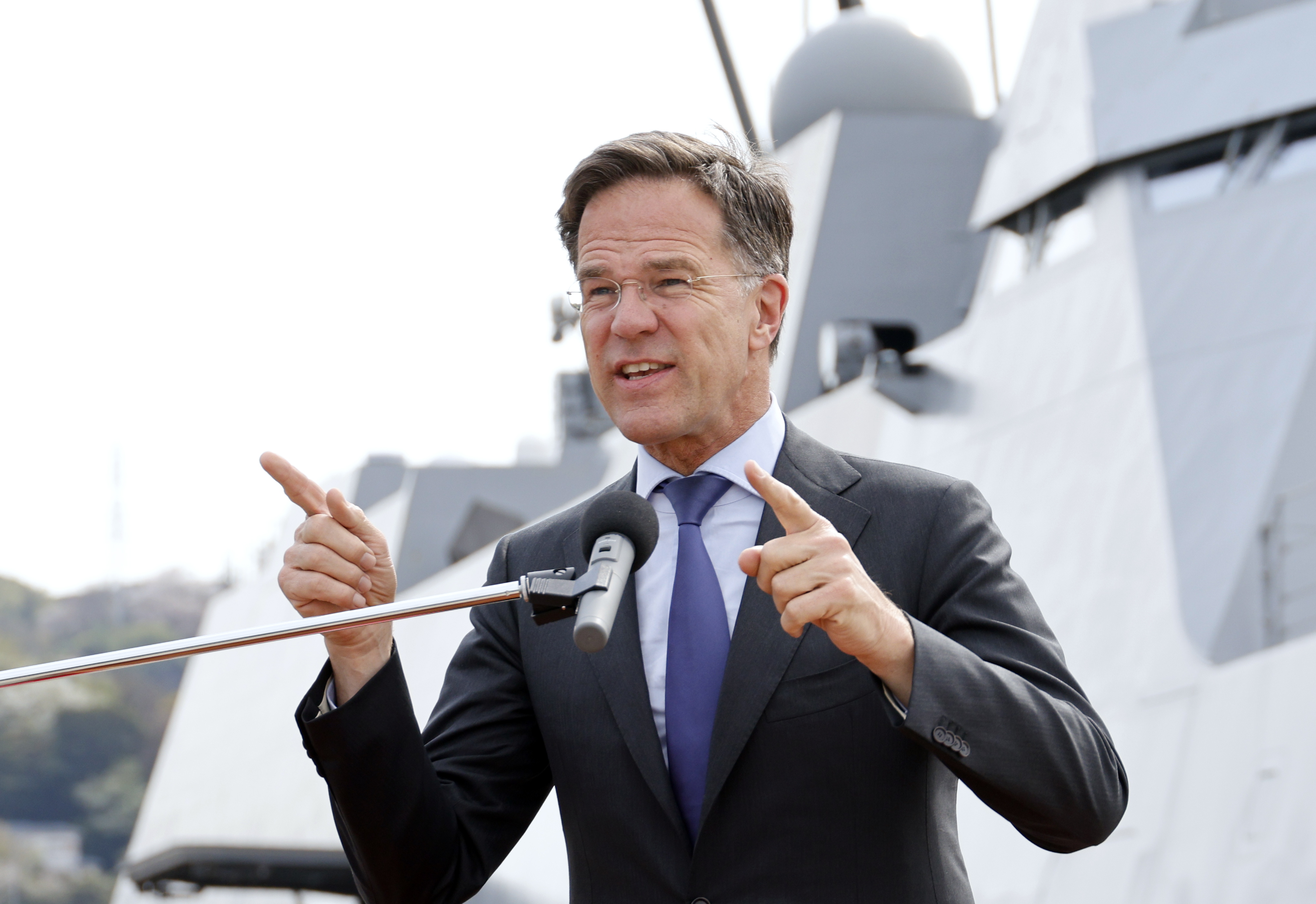 YOKOSUKA (Japan), 08/04/2025.- NATO Secretary General Mark Rutte answers questions from media members after an inspection of the Japan Maritime Self-Defense Force's FFM Mogami stealth frigate at Yokosuka Base in Yokosuka, near Tokyo, Japan, 08 April 2025. Rutte is visiting Japan from 08 to 10 April 2025 and will meet the Japanese Prime Minister, Shigeru Ishiba. (Japón, Tokio) EFE/EPA/FRANCK ROBICHON