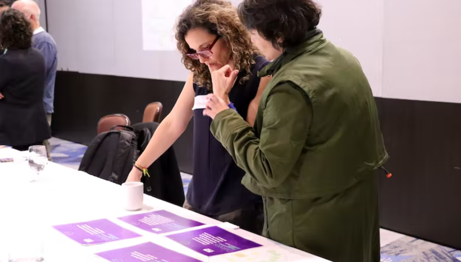 Los diálogos contaron con encuentros virtuales y presenciales entre agosto de 2021 y noviembre de 2022. En la foto, Ana María Rueda (izq) y Tatiana Mosquera, investigadoras de la FIP.