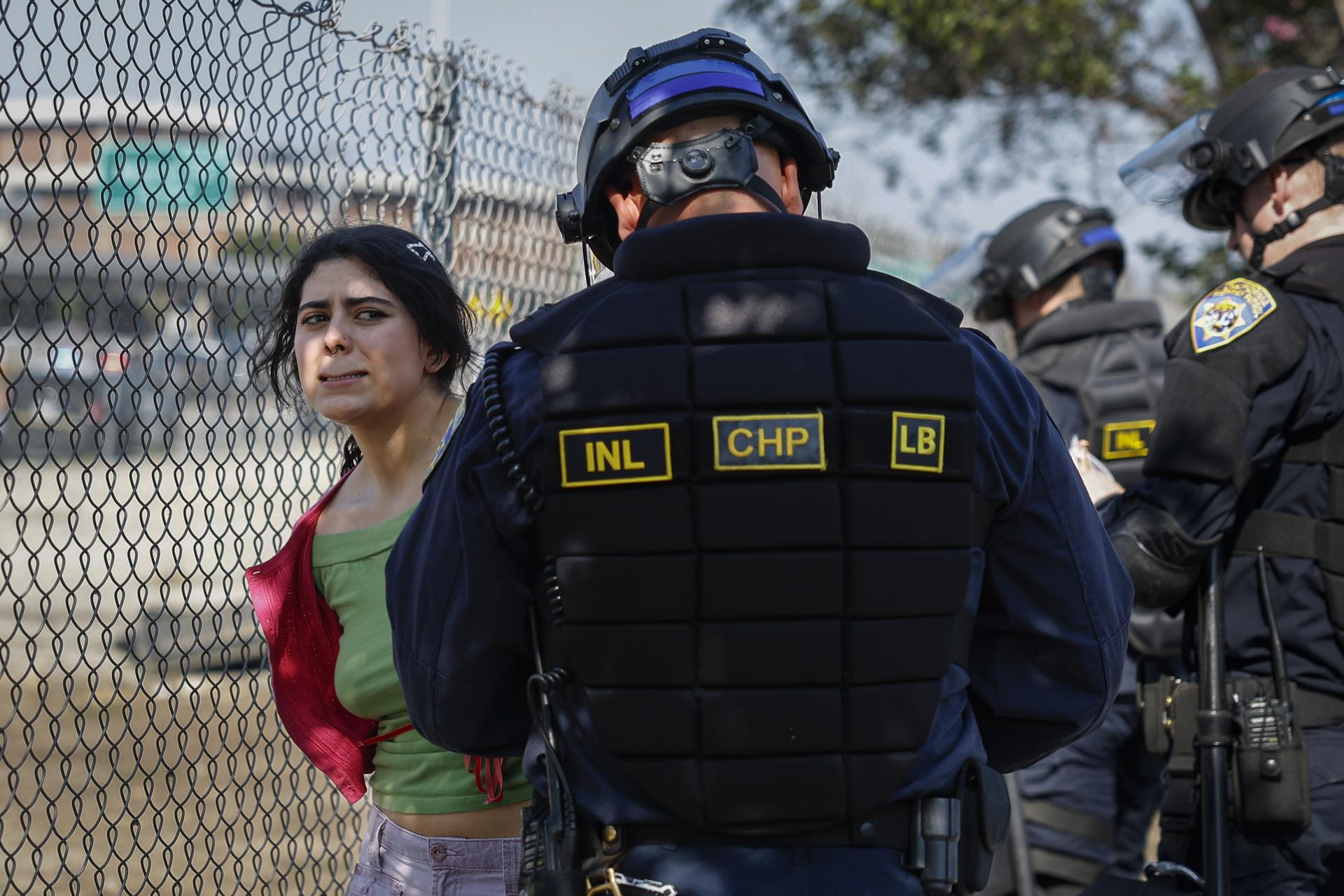 LOS ANGELES (USA), 11/06/2025.- California Highway Patrol (CHP) officers detain protesters in Los Angeles, California, USA, 10 June 2025. US President Donald Trump has deployed 2,000 National Guard troops, despite not receiving a request from the state of California for any additional assistance, following large protests against ongoing immigration enforcement raids in the Los Angeles area over the last few days. (Protestas) EFE/EPA/CAROLINE BREHMAN