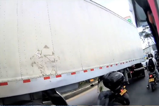 ¡De no creer!: motociclista intentó pasar por debajo de una tractomula para evitar trancón
