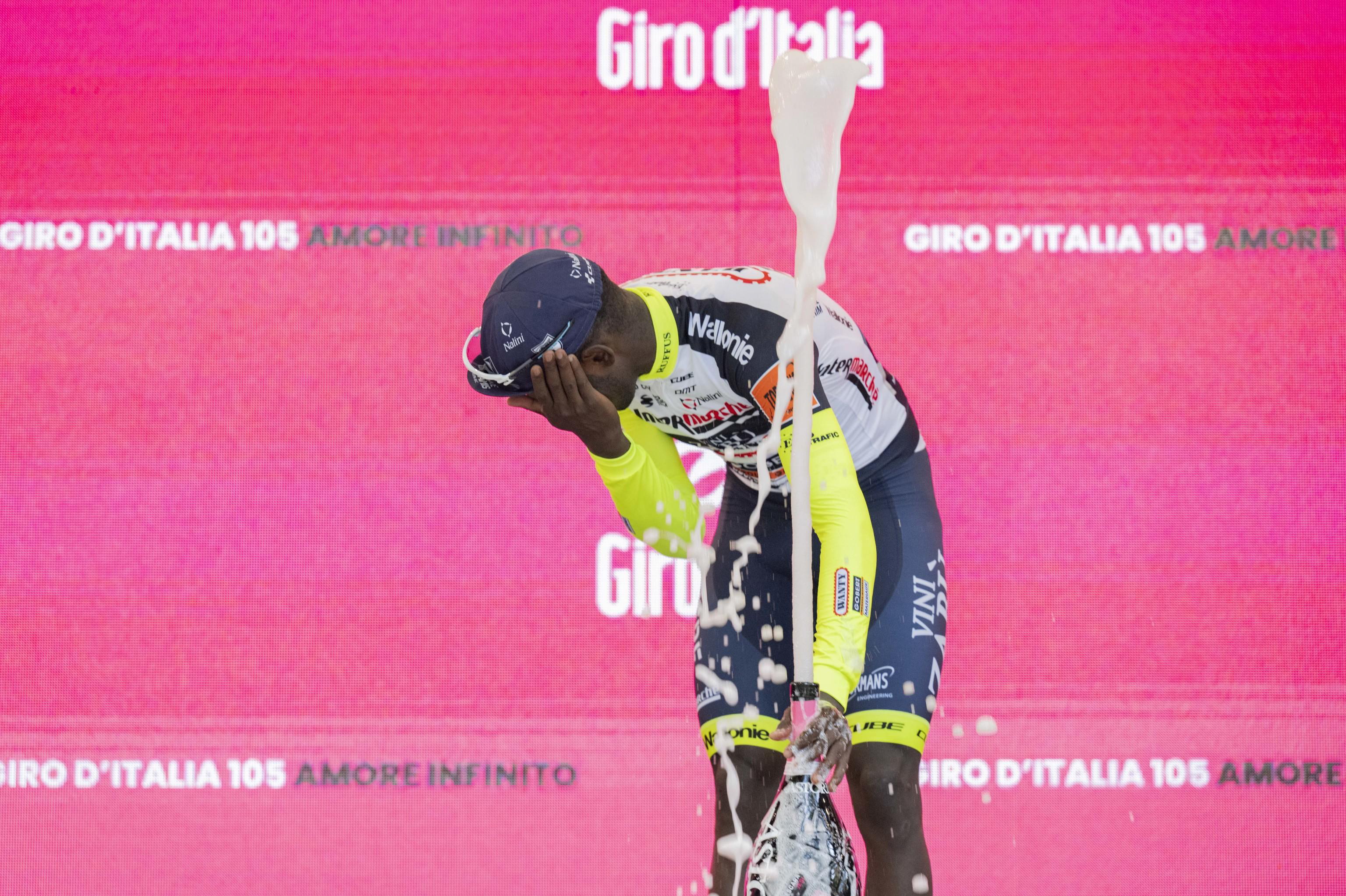 Video: Por accidente en la celebración, ganador de la etapa 10 se retiró del Giro