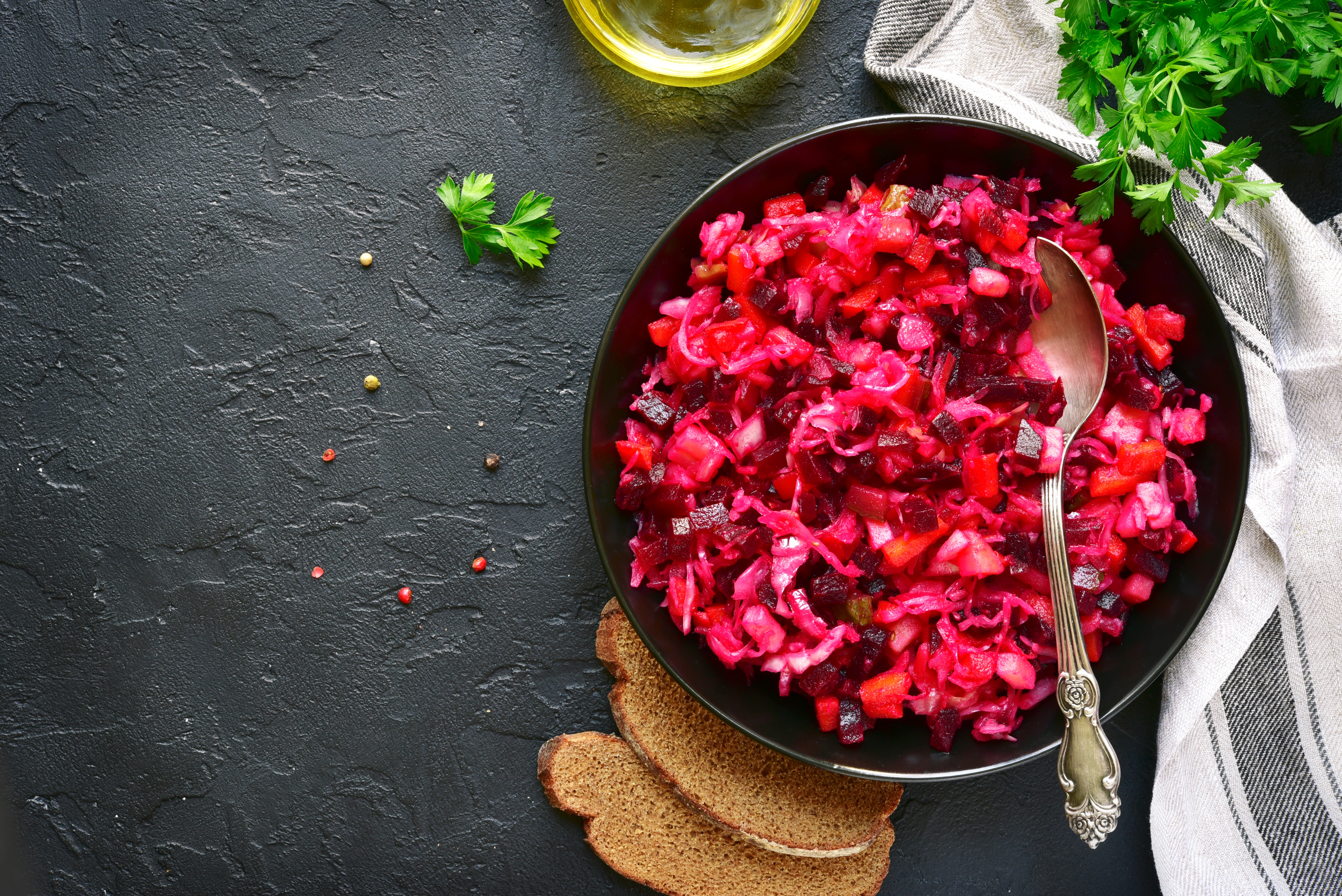 Receta fácil en casa: ensalada de remolacha con papa y huevo