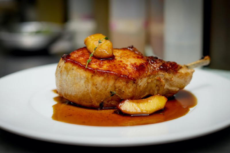 ¿Cómo preparar chuletones de cerdo asados con manzanas en miel de tomillo?