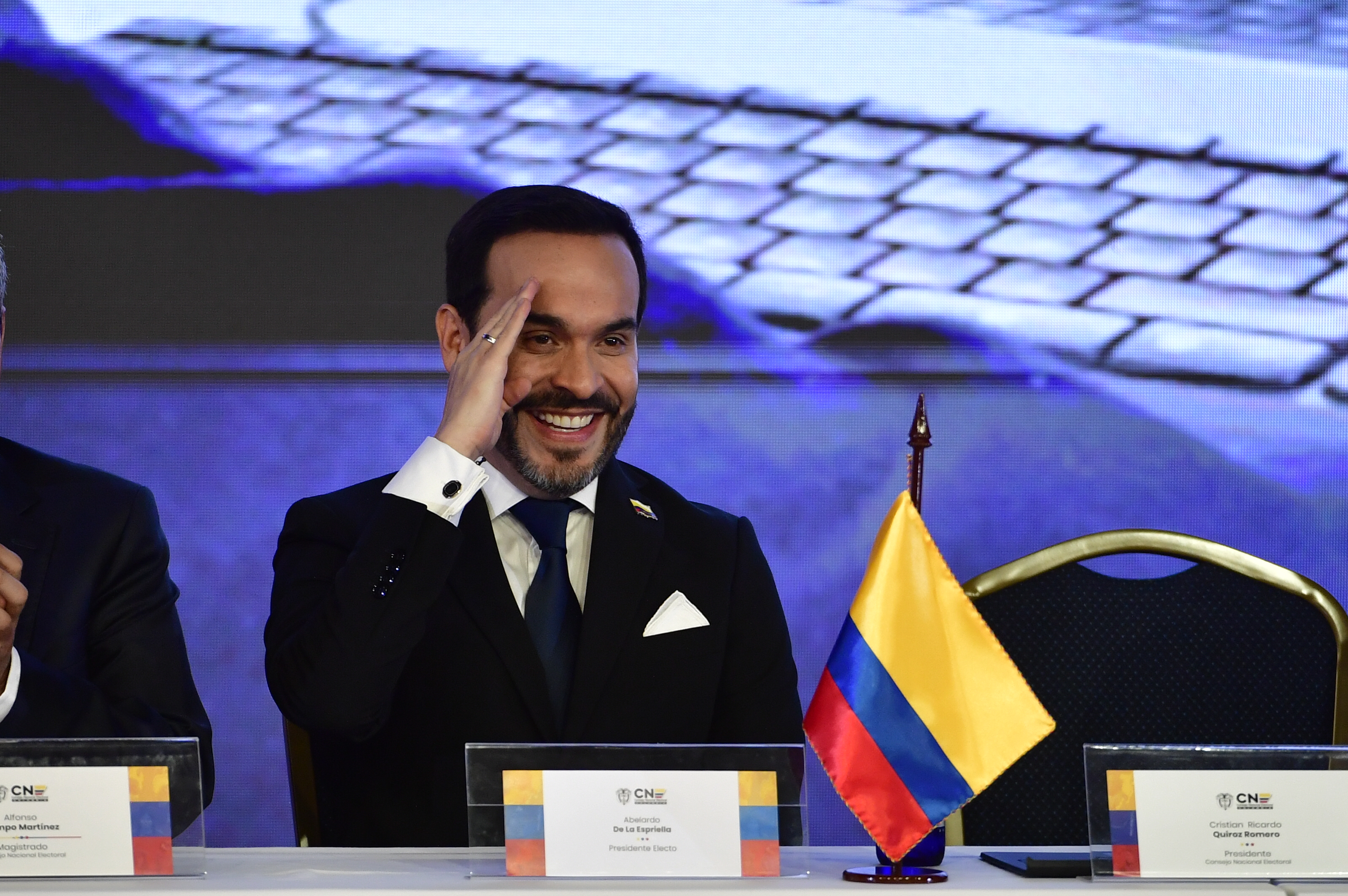 Junto a José Manuel Restrepo durante la entrega de credenciales que los acreditan como presidente y vicepresidente de Colombia para el periodo 2026-2030