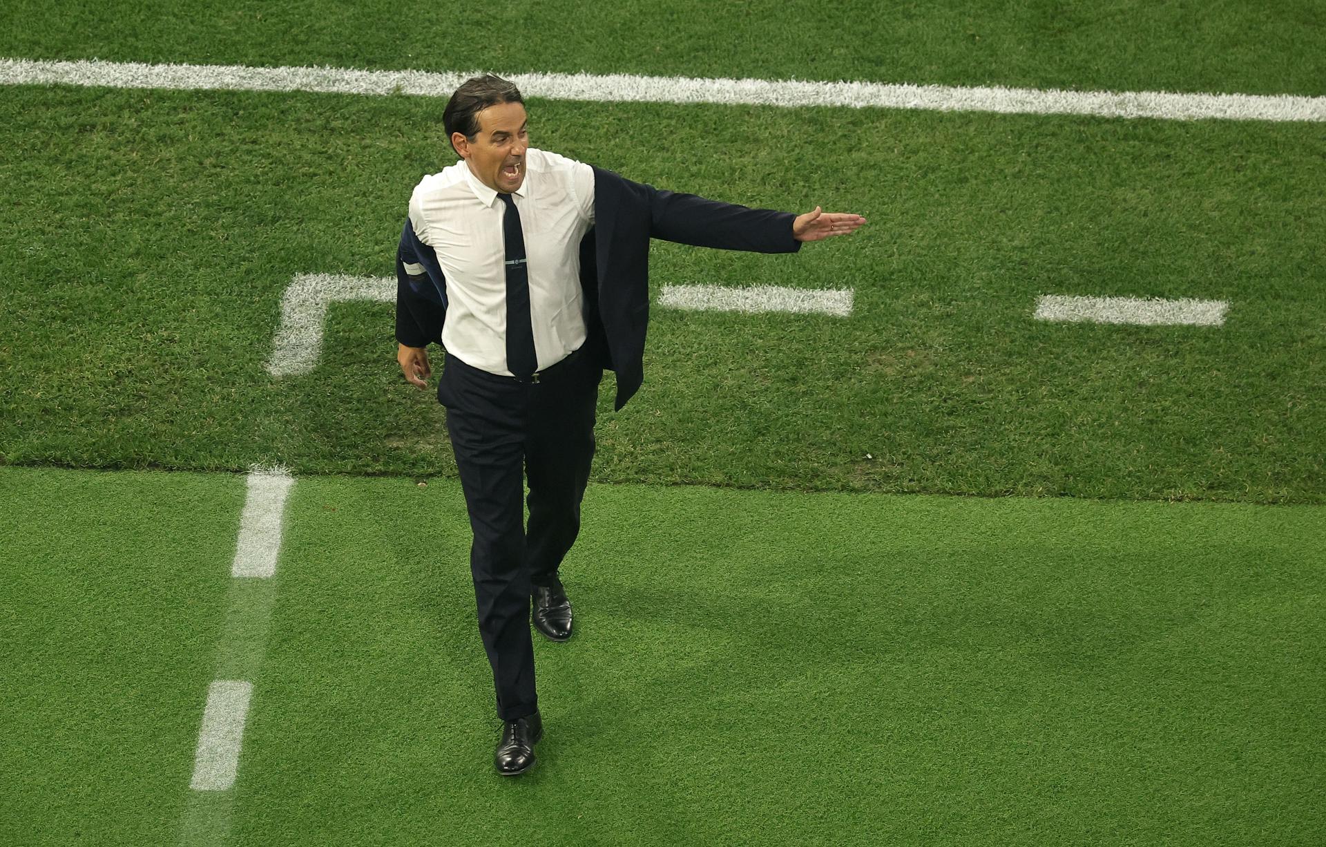 Munich (Germany), 31/05/2025.- Inter head coach Simone Inzaghi takes off his jacket during the UEFA Champions League final between Paris Saint-Germain and Internazionale Milano in Munich, Germany 31 May 2025. (Liga de Campeones, Alemania) EFE/EPA/FRIEDEMANN VOGEL
