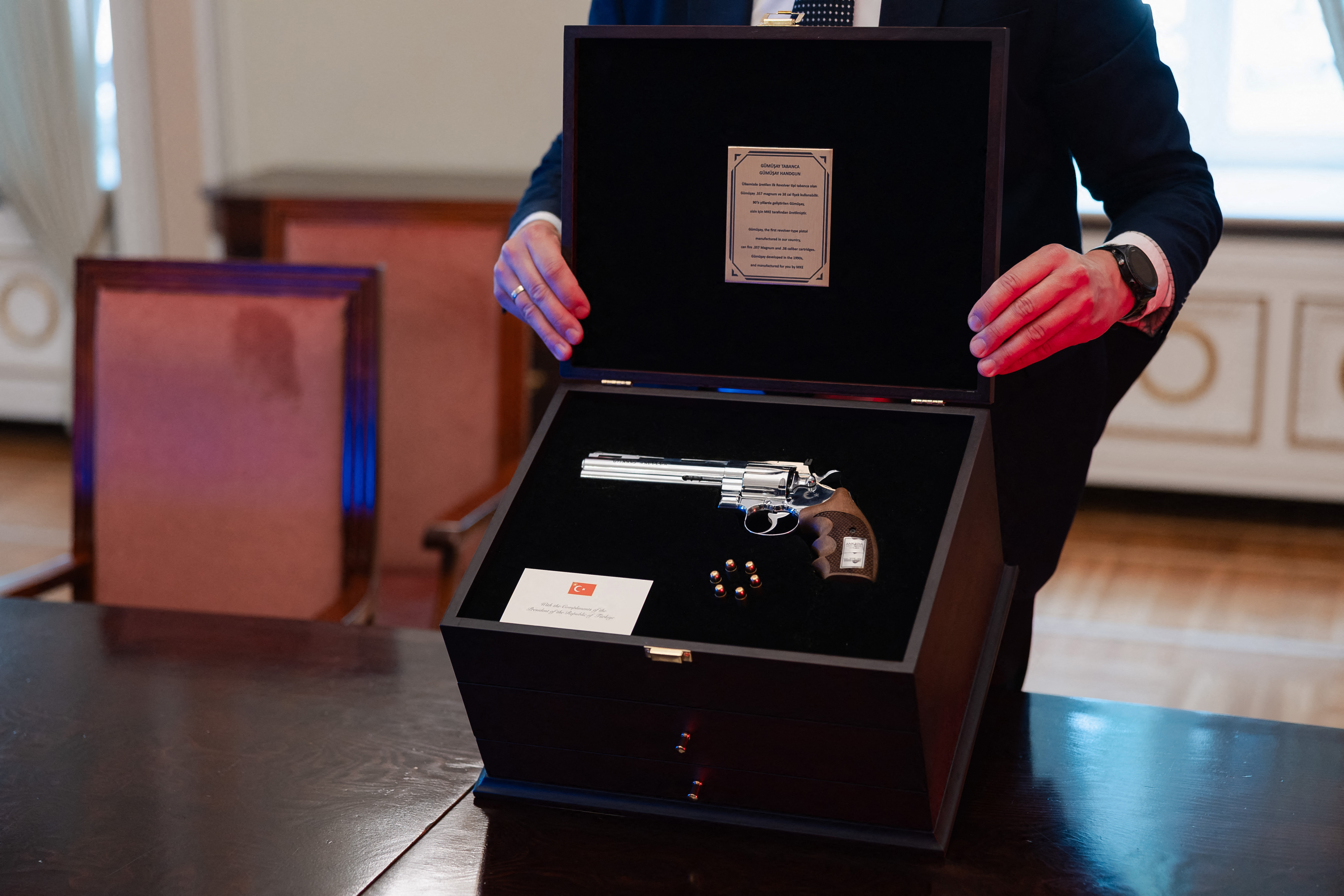 Líderes de la OTAN, en problemas por las pistolas personalizadas que les regaló Erdogan