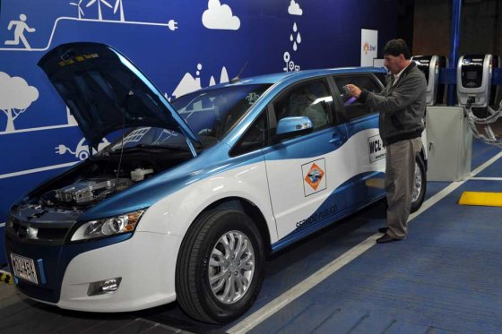 Ministro de Ambiente recomienda más vehículos eléctricos en Bogotá