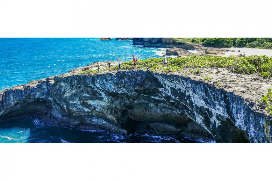 El acantilado sobre la Cueva del Indio es uno de los paisajes más visitados de Puerto Rico. / Cortesía