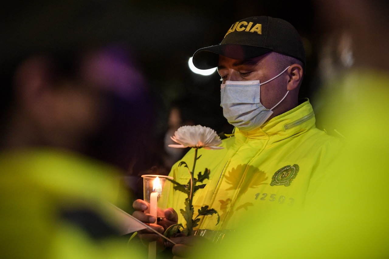 El homenaje se llevó a cabo en la Avenida Caracas con Calle 11, allí uniformados encendieron velas en honor al patrullero Sabogal.