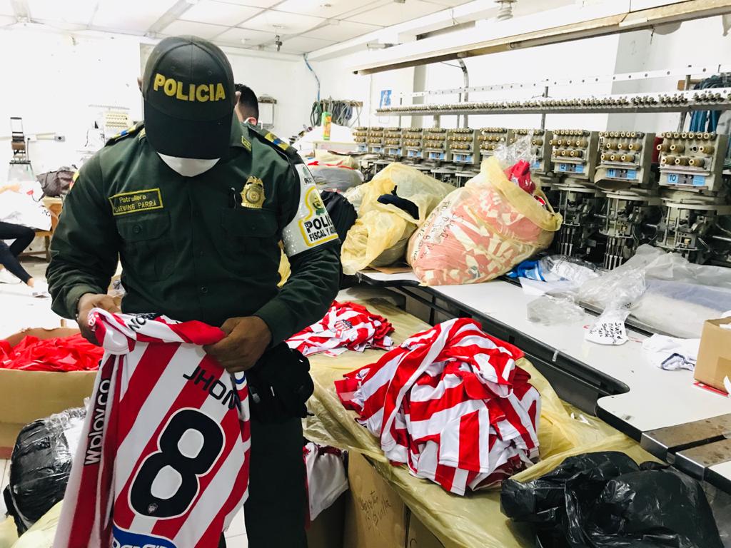 Policía incauta más de 2.000 camisetas piratas del Junior de Barranquilla