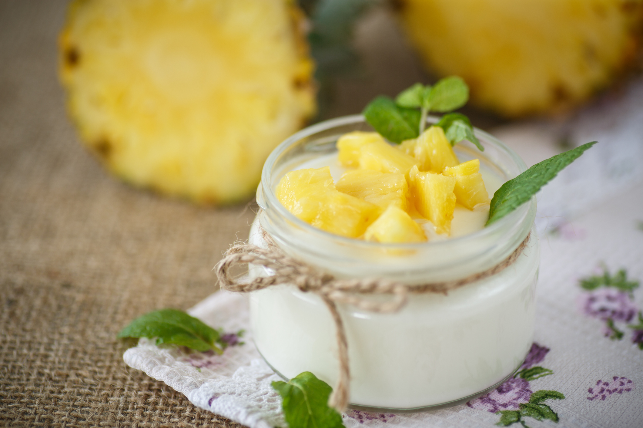 Snack de piña con yogur griego