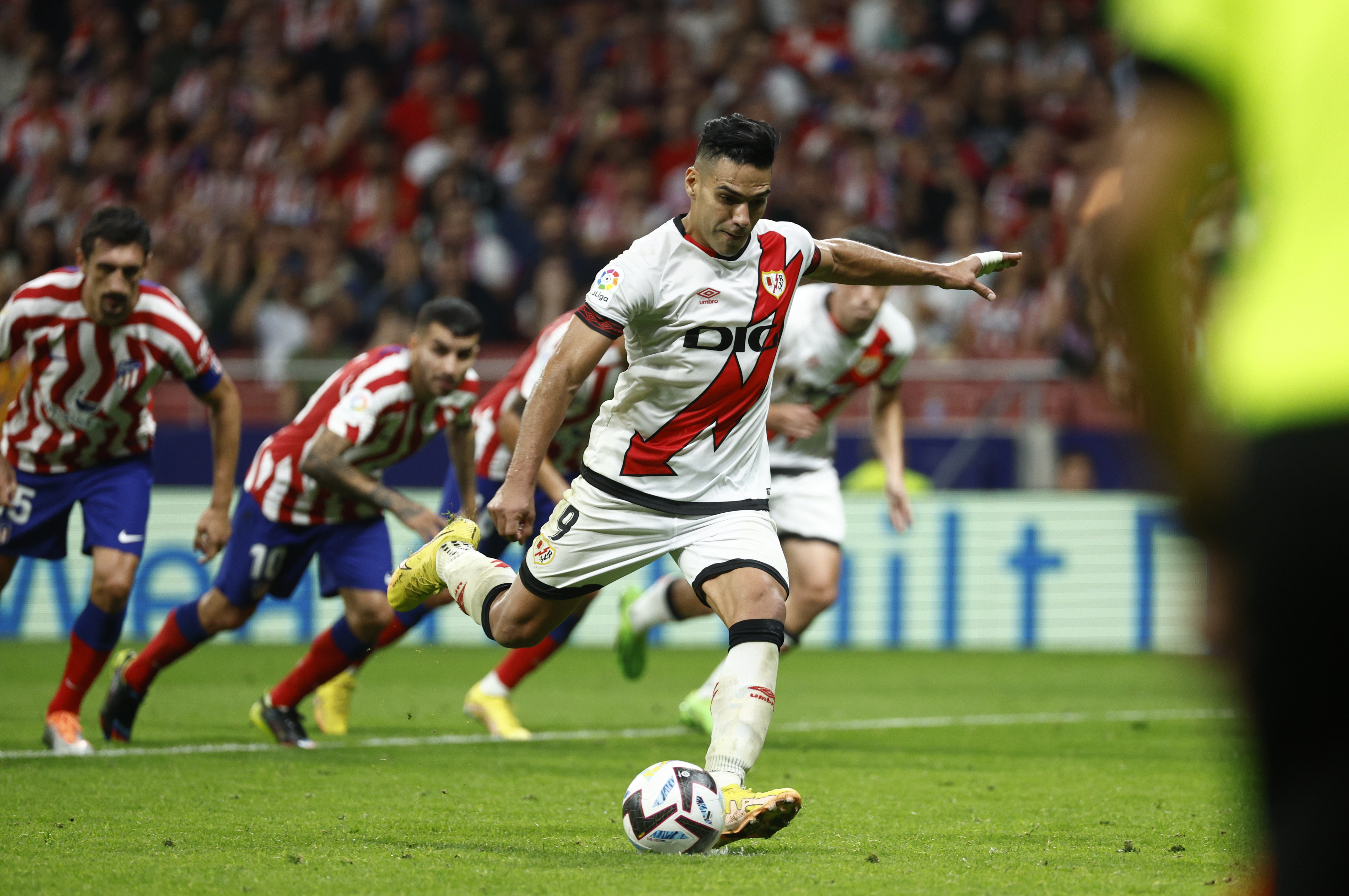 MADRID, 18/10/2022.- El delantero colombiano del Rayo Vallecano, Radamel Falcao, lanza el penalti que ha significado el empate a uno definitivo durante el encuentro correspondiente a la jornada décima de primera división que han disputado hoy martes frente al Atlético de Madrid en el estadio Metropolitano, en Madrid. EFE / Rodrigo Jiménez.