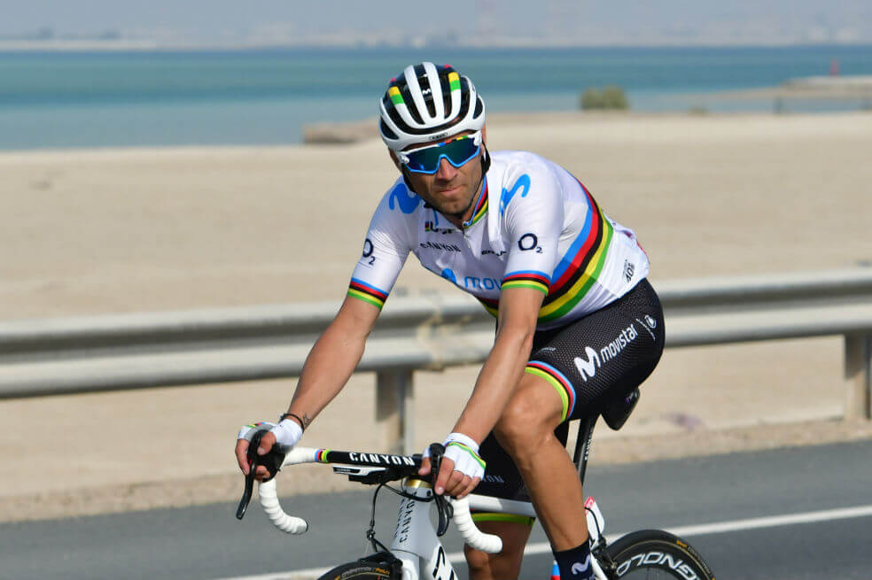 Alejandro Valverde reluce su maillot arcoíris en la cima de Jebel Hafeet