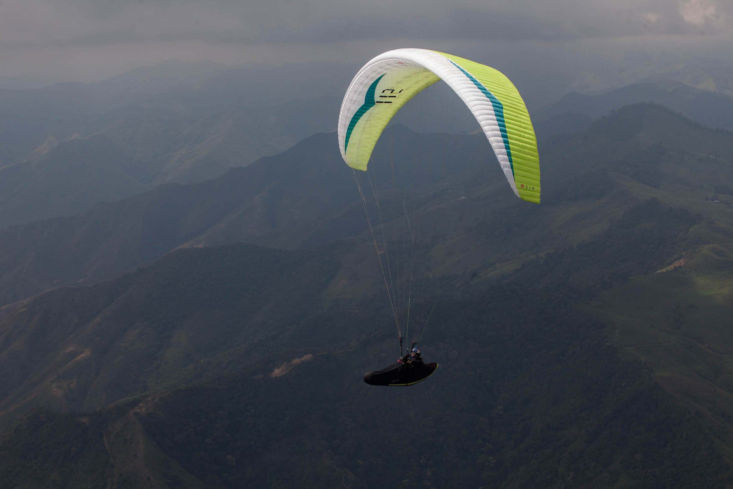 Vista del Valle del Cauca desde la optica de uno de los pilotos participantes de la Superfinal Paragliding World Cup durante el primer día de competencia. La prueba, que se vuela primera vez en Colombiallenará los cielos colombianos hasta el 26 de enero de 2013. En la SPWC participan los 140 mejores pilotos del mundo provenientes de 32 paises. Foto: Federico Rios