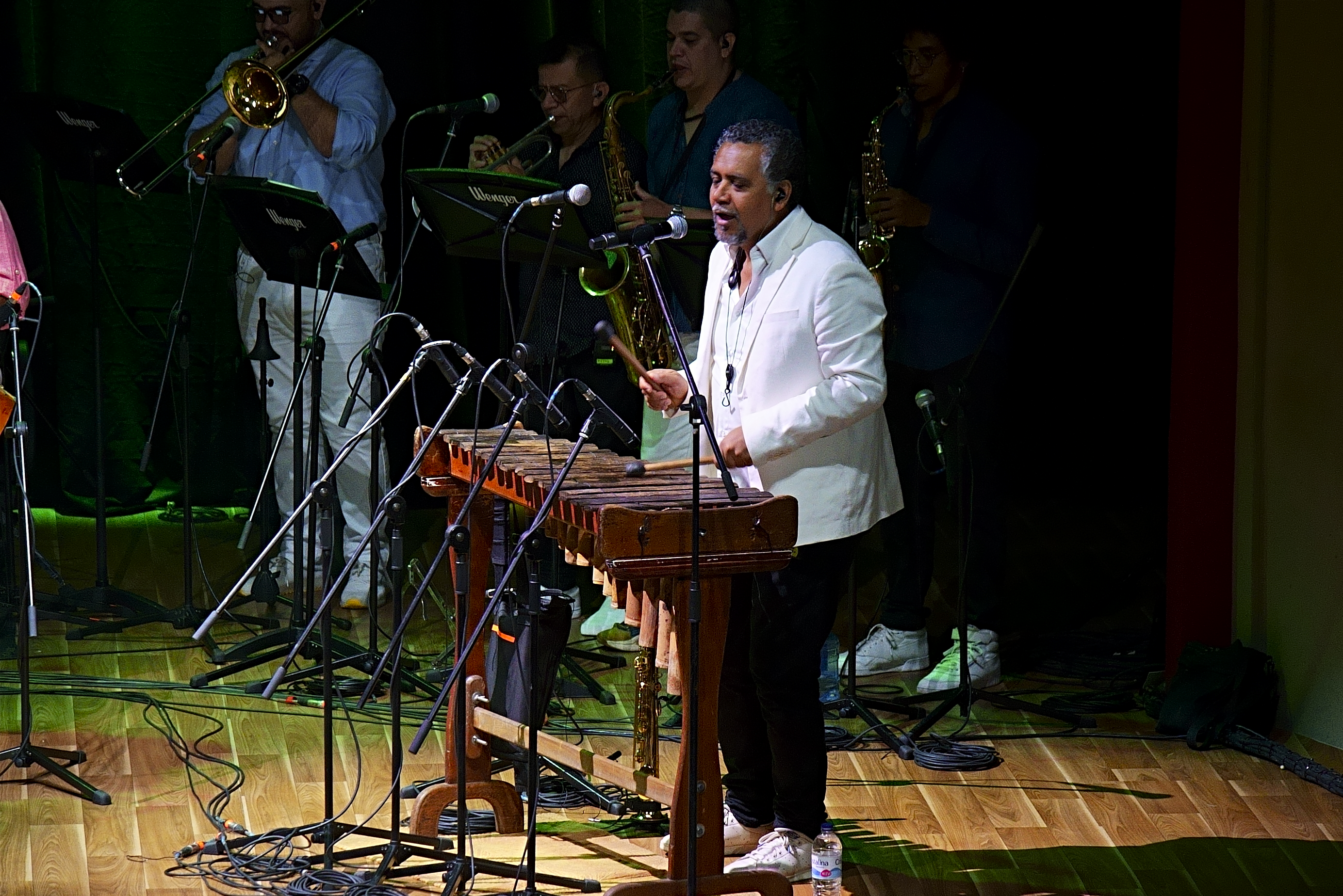Hugo Candelario González y su Grupo Bahía durante su presentación en el Teatro Tolima dentro del marco de Ibagué Festival 2021.