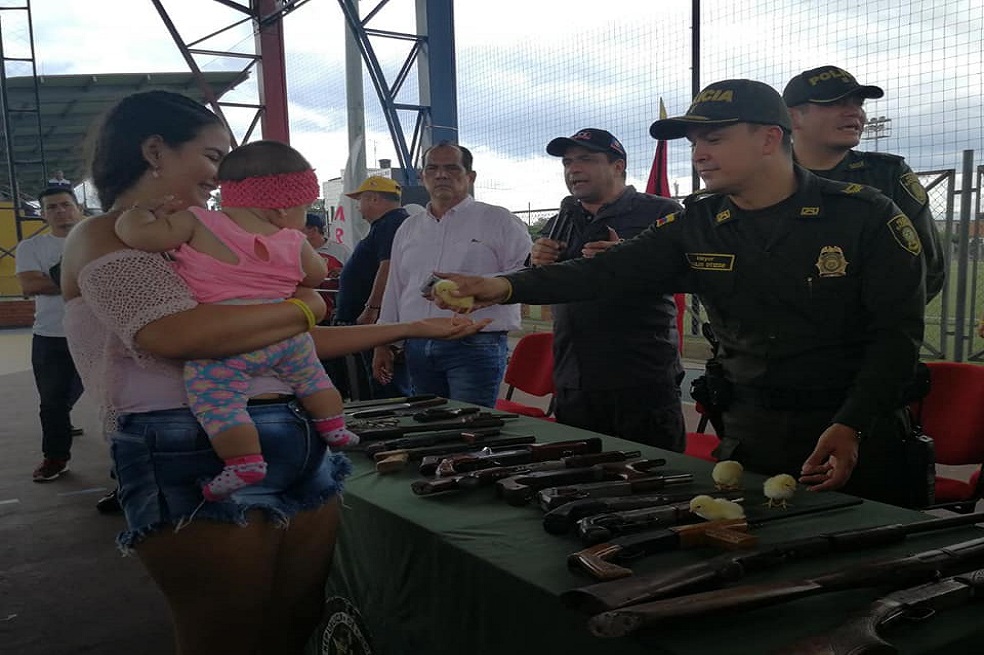 Ciudadanos entregan sus armas a cambio de mercados en Cúcuta