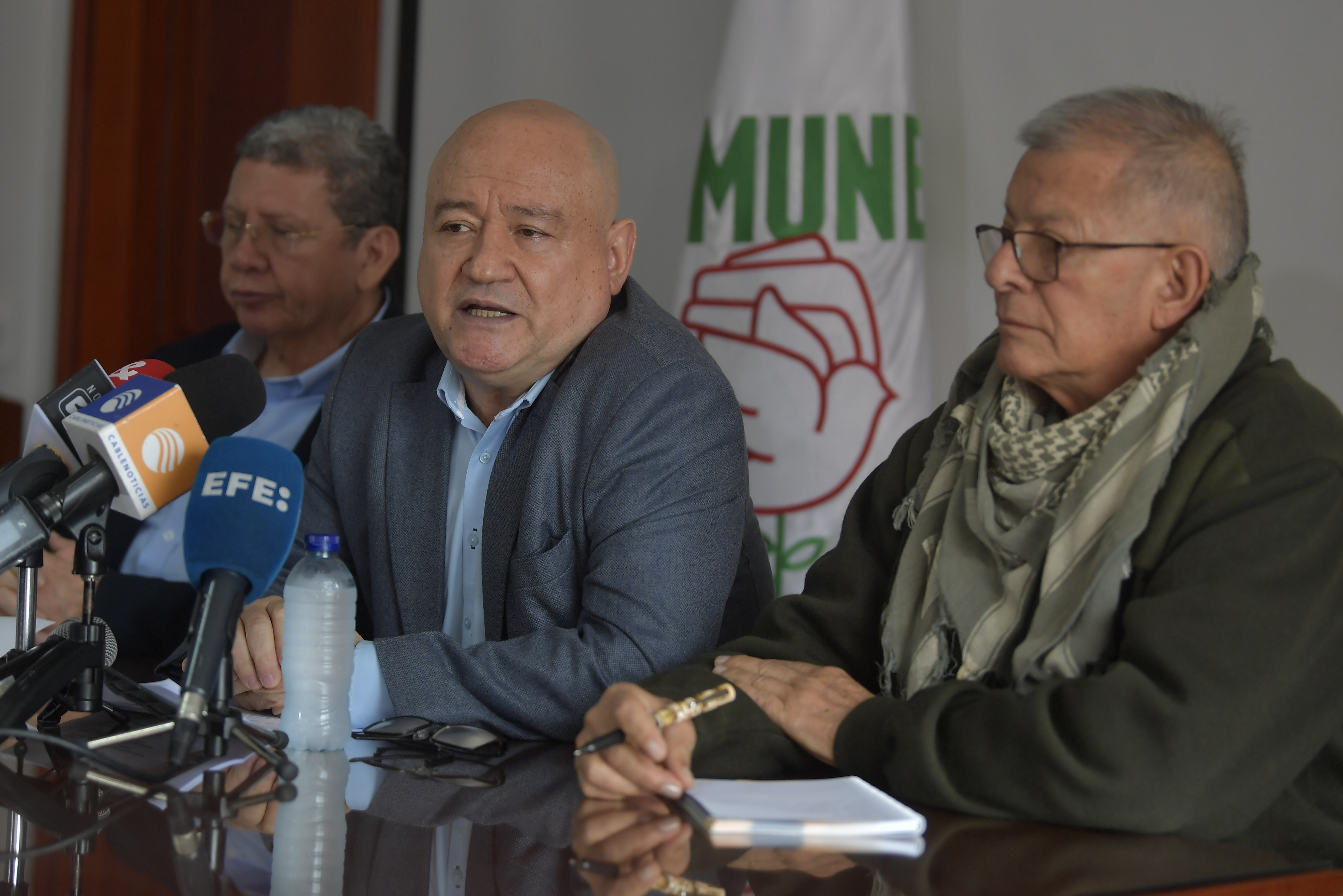 Los senadores de este partido político Pablo Catatumbo; Carlos Antonio Lozada y Rodrigo Granda Escobar, exintegrantes del secretariado de las FARC en rueda de prensa (izq-der).