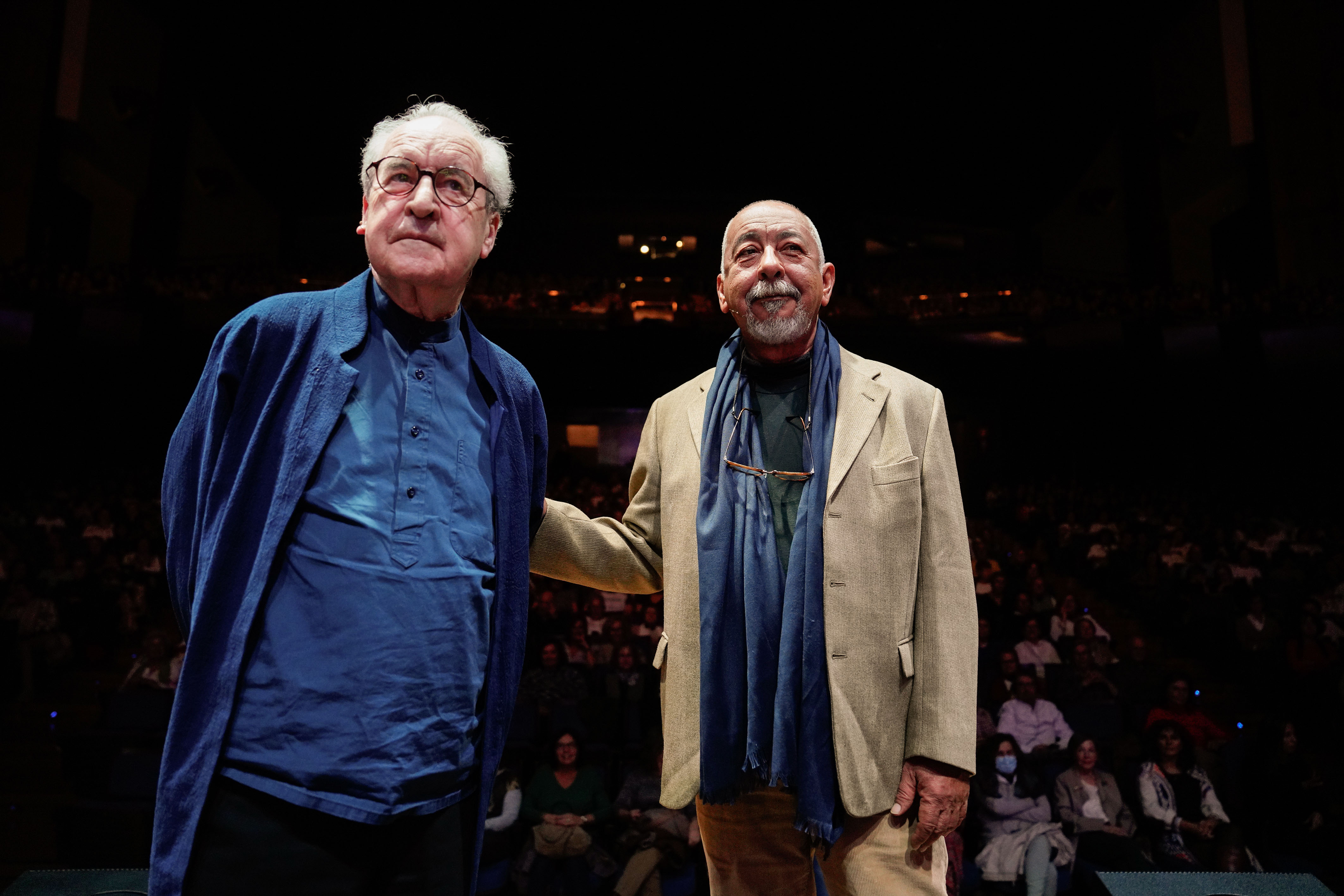 OVIEDO, 18/10/2024.- Los escritores John Banville (i) y Leonardo Padura (d), Premio Príncipe y Princesa de Asturias de las Letras 2014 y 2015, respectivamente, mantienen un encuentro con miembros de clubes de lectura de varias comunidades autónomas para analizar, entre otros asuntos, las claves de la novela negra, un género en el que ambos han destacado, este viernes en Oviedo. EFE/Paco Paredes