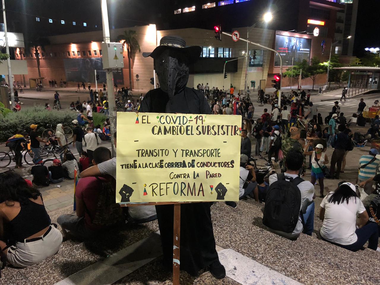Manifestantes en la Plaza de la Paz en Barranquilla.