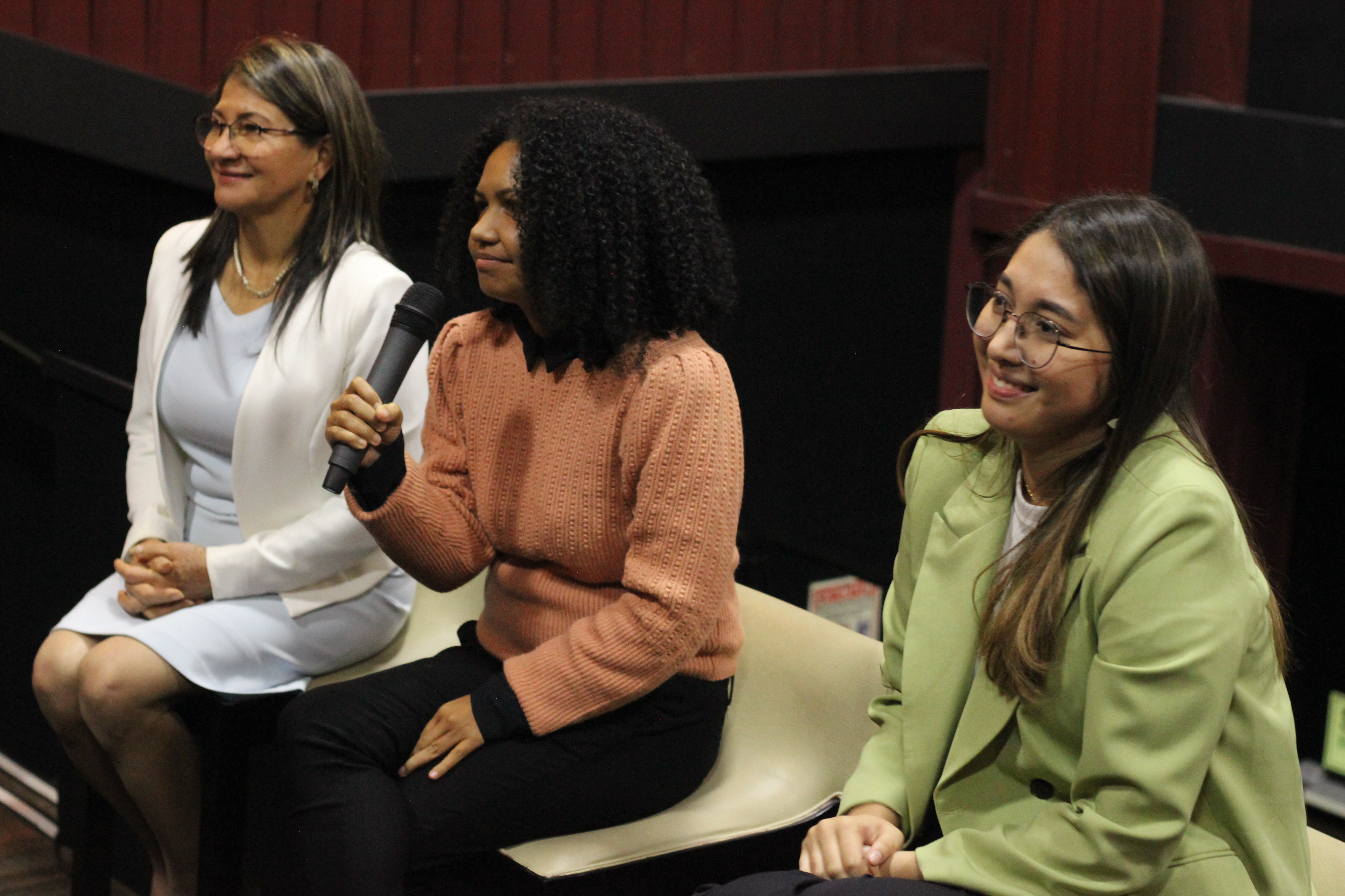 Las protagonistas respondieron a las preguntas de los periodistas que asistieron a la proyección.