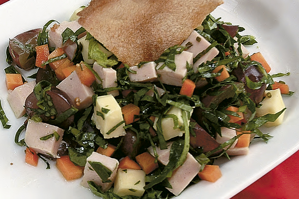 Ensalada de pavo ahumado con uvas y vinagreta de semillas de mostaza