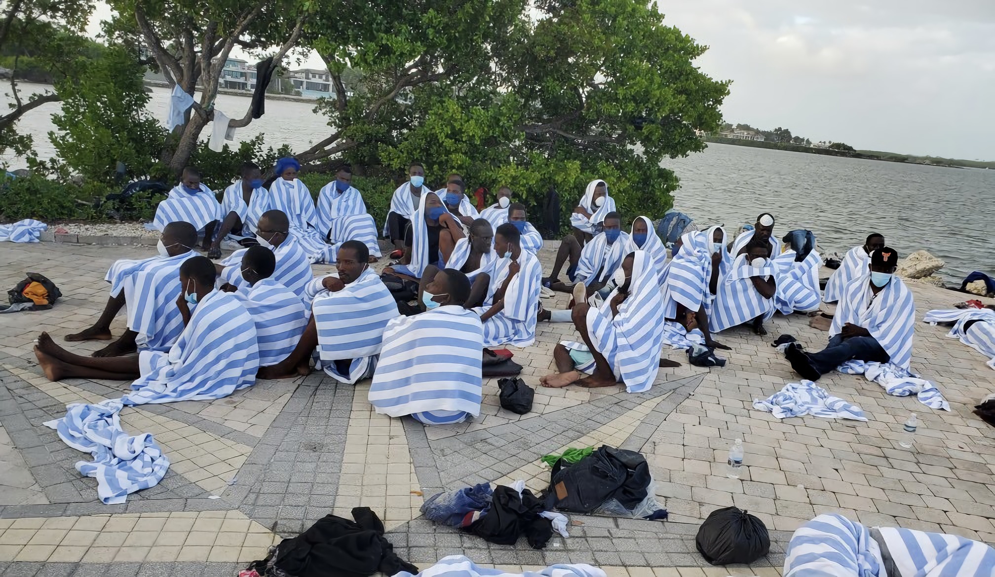 Más de 100 migrantes haitianos llegaron al sur de Florida en un velero