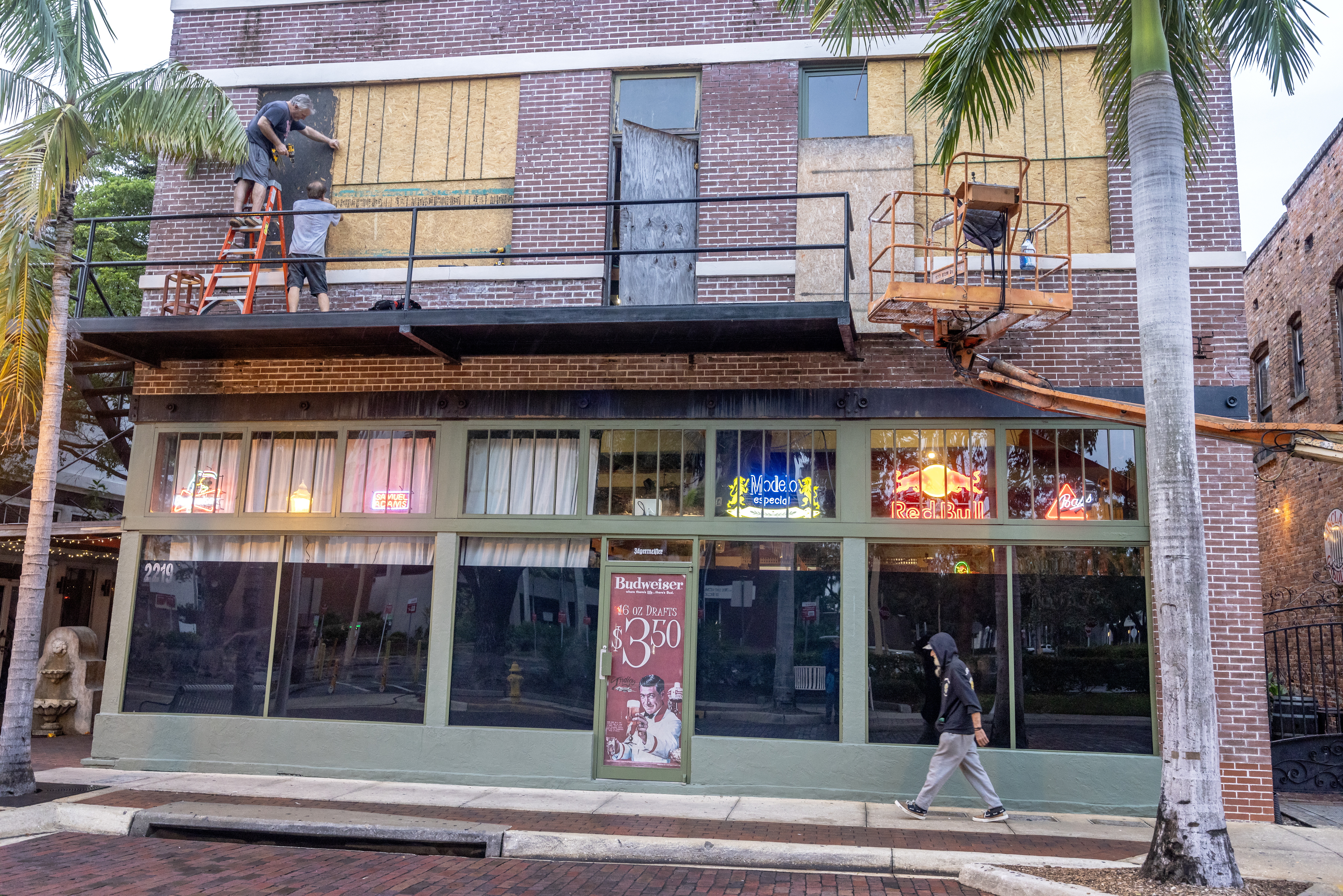 Fort Myers (United States), 08/10/2024.- Fort Myers residents place plywood over second floor windows as they prepare for Hurricane Milton in Fort Myers, Florida, USA, 08 October 2024. According to the National Hurricane Center's Live Hurricane Tracker, Hurricane Milton is set to make landfall on the west coast of Florida on the evening of 09 October. After rapidly intensifying into a Category 5 storm on 07 October, Milton is expected to weaken as it reaches shore but will still bring significant weather impacts across the state. (tormenta) EFE/EPA/CRISTOBAL HERRERA-ULASHKEVICH
