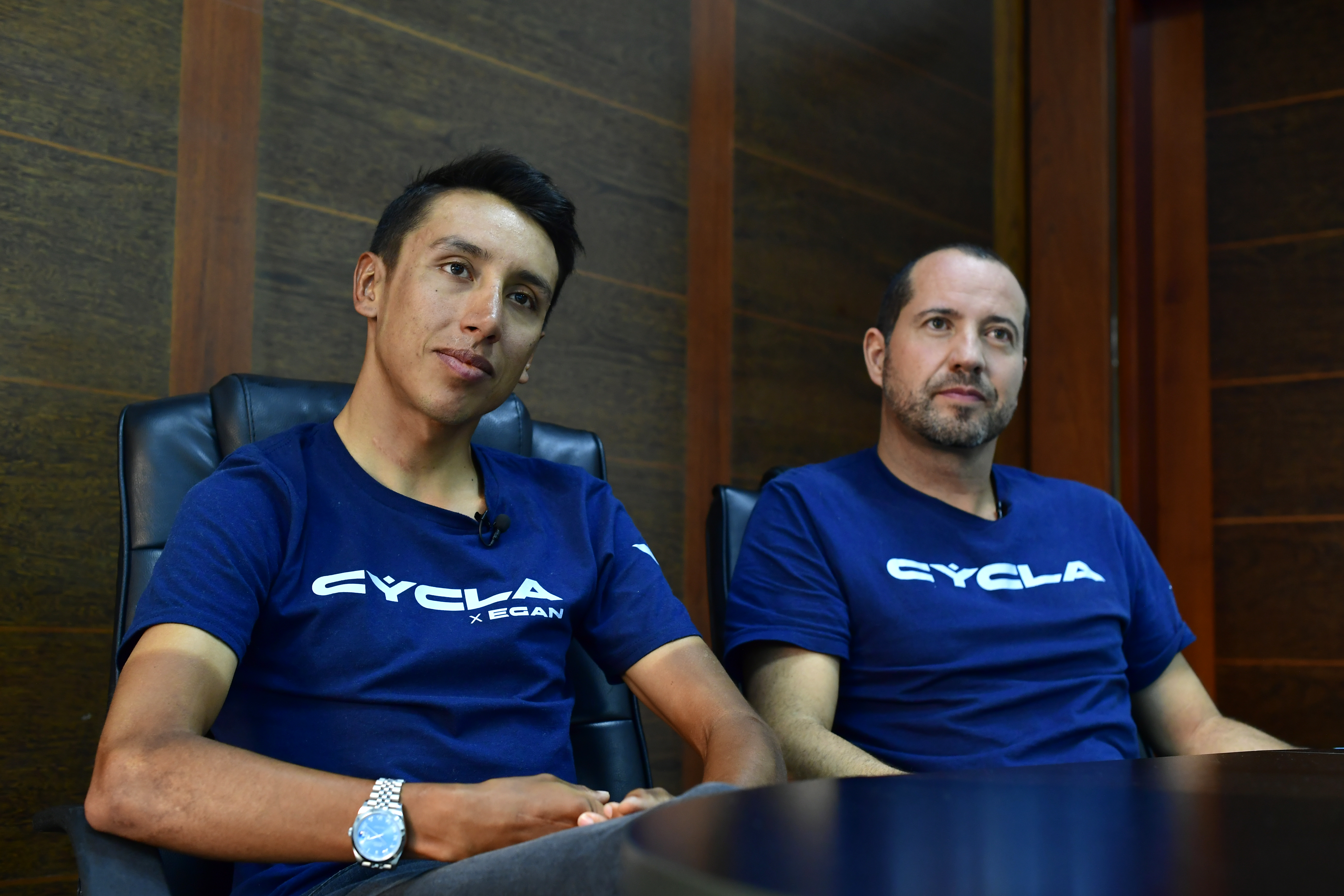 Ciclista colombiano del equipo INEOS y Camilo Reina, ejecutivo experto en retail y en el mundo digital, socios del emprendimiento "Cycla" (izq-der).